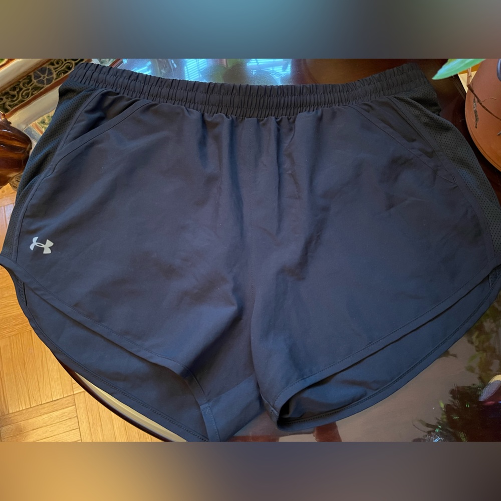 Under Armour Women’s Heat Gear Black Mid-rise Short in Size Large